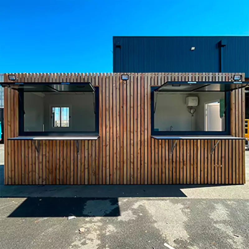 Bungalow foodtruck doté de deux auvents.