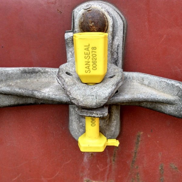 pose d'un plomb maritime pour la sécurité de container pendant le transit