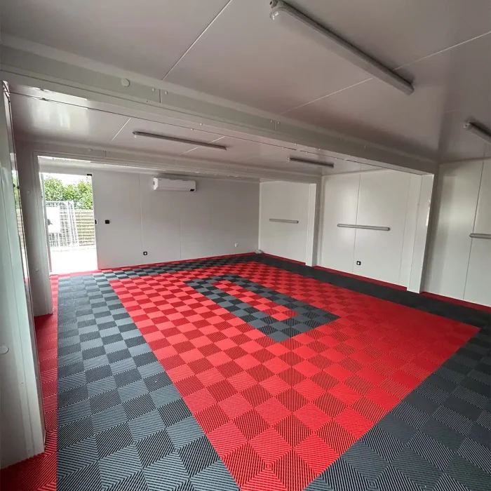 Intérieur aménagé de containers 20 pieds assemblés pour créer un garage